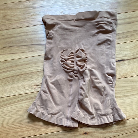 SKIMS SCULPTING MID THIGH SHORTS - Picture 4 of 4